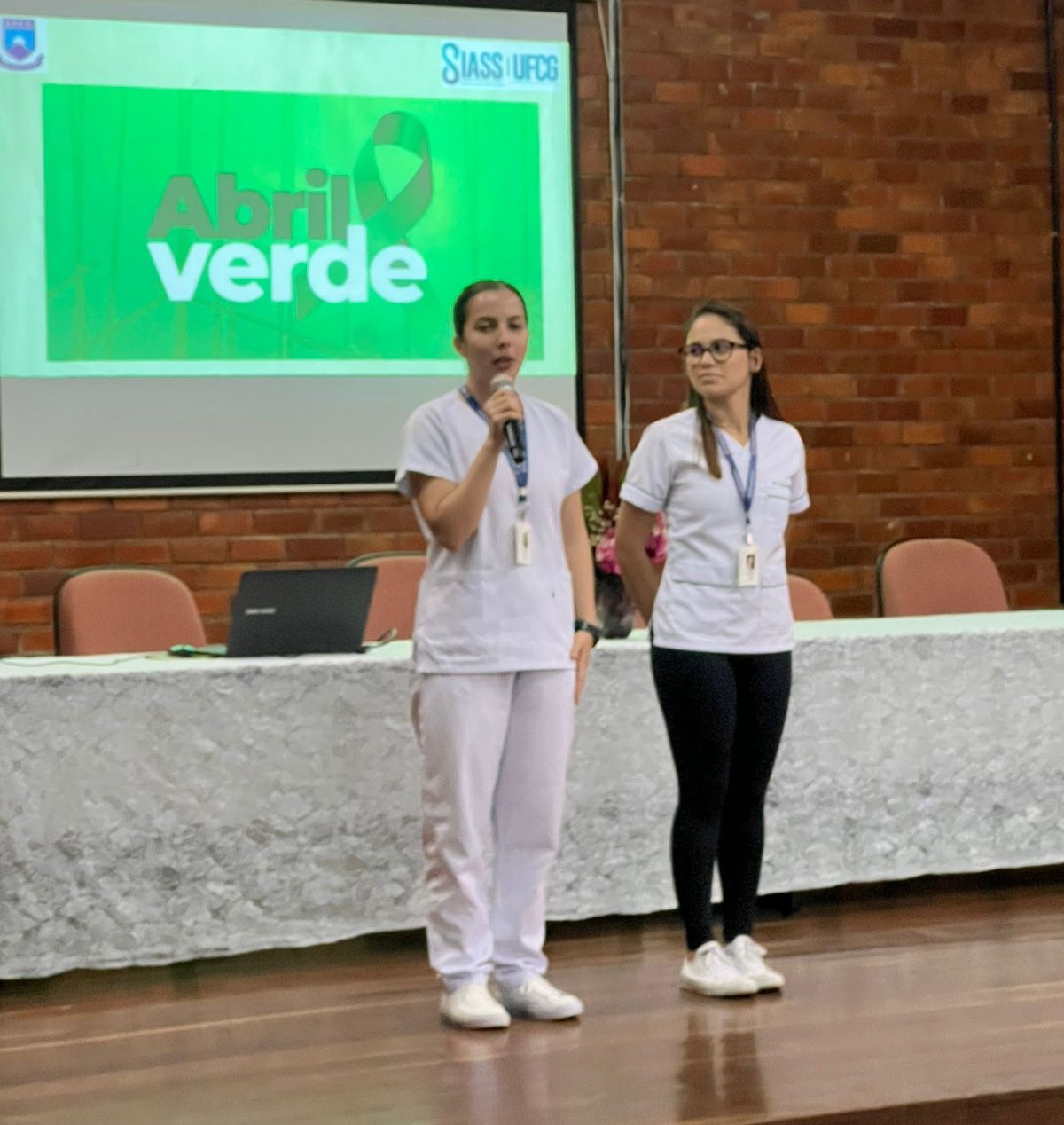 Momento de ginástica laboral